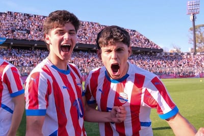 Eduardo Delmás (i), jugador de la selección de Paraguay Sub 20, celebra la conquista de la medalla de oro de los Juegos Odesur 2026 frente a Argentina en la Final del Fútbol masculino en el estadio Marcelo Bielsa, en Rosario, Argentina.