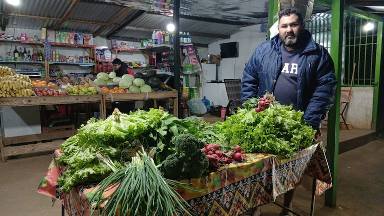 Miguel Martínez contó que recurren a la quema de ramas secas como también a tapar sus cultivos ante las heladas.