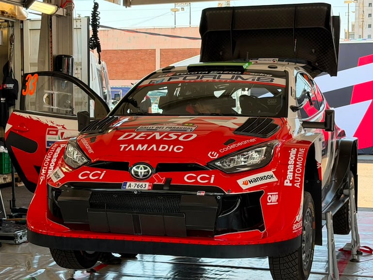 El Toyota GR Yaris Rally1 del equipo Toyota Gazoo Racing en el Parque de Servicios del Rally del Paraguay 2026 en la Costanera de Encarnación, en Encarnación, Paraguay.