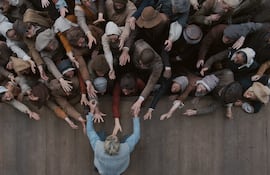 Noah Jupe protagoniza a Hamlet, Jessie Buckley a Agnes y Joe Alwyn a Bartholomew en HAMNET, de la directora Chloé Zhao, un estreno de Focus Features.