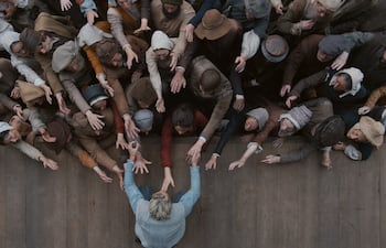 Noah Jupe protagoniza a Hamlet, Jessie Buckley a Agnes y Joe Alwyn a Bartholomew en HAMNET, de la directora Chloé Zhao, un estreno de Focus Features.