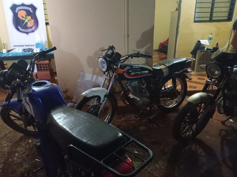 Tres motocicletas también fueron incautadas durante el procedimiento.