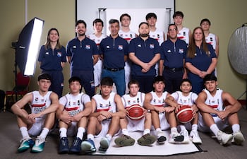 Dotación paraguaya, con los miembros del cuerpo técnico, que participan desde este miércoles en el Sudamericano de Castro, Chile.