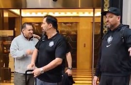 El argentino Pablo 'Vitamina' Sánchez, entrenador de Olimpia, a la salida del hotel Continental de Buenos Aires antes de viajar a Asunción.