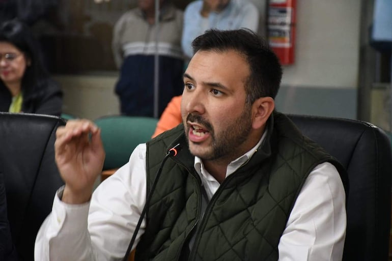 César "Ceres" Escobar (ANR-HC), concejal de Asunción, en la sesión extraordinaria de la Junta Municipal de Asunción este domingo, en la que la oposición y la disidencia lograron el rechazo del Balance 2025.