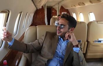 Simon Leviev, el estafador de Tinder, conocía a mujeres a través de la red social y les pedía grandes sumas de dinero, supuestamente, para financiar sus lujos.