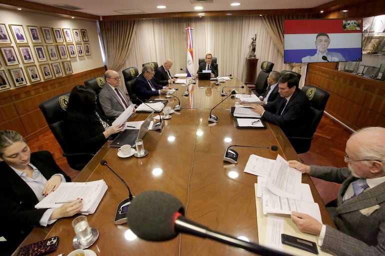 Sesión plenaria de la Corte Suprema de Justicia, en la que participaron en forma presencial los ministros Carolina Llanes, César Diesel, Eugenio Jiménez, Luis Benítez Riera, Alberto Martínez (presidente), Manuel Ramírez, Gustavo Santander y César Garay; por medios telemáticos Víctor Ríos.