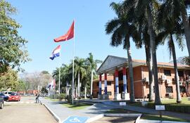 Los becarios que regresan del exterior con sus postgrados culminados buscan una oportunidad laboral en la UNA.