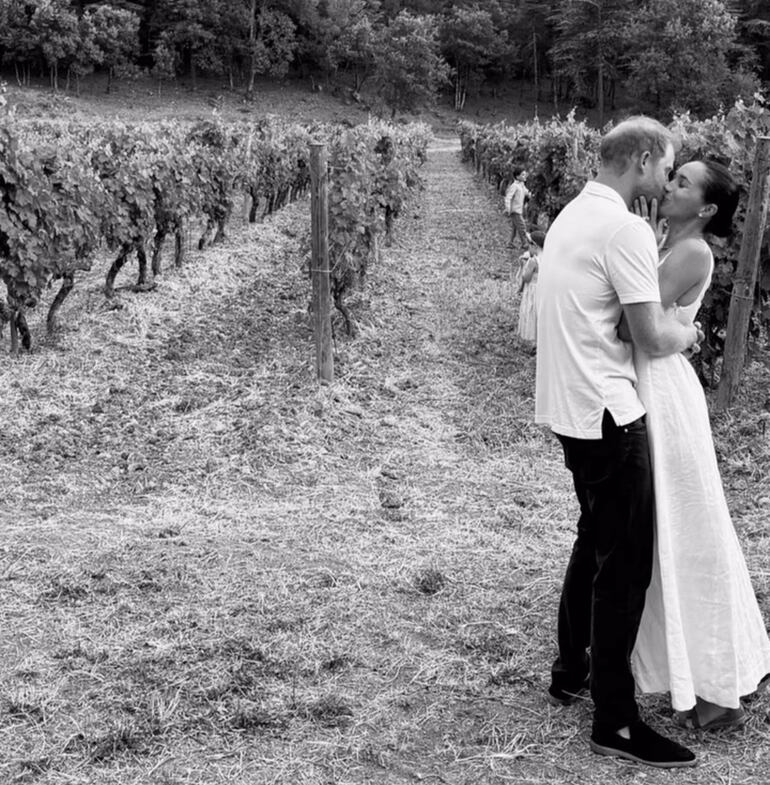 ¡Enamorados! El príncipe Harry y su esposa Meghan Markle. (Instagram/Meghan Markle)