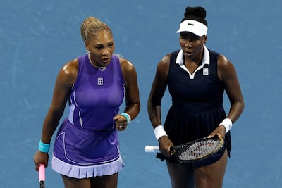 Las hermanas Williams, Serena (izquierda) y Venus perdieron contra Marta Kostyuk y Peyton Stearns en un ajustadísimo duelo.