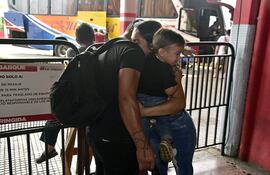 Momentos muy emotivos vivieron las familias en la Estación de Buses de Asunción, previa la Nochebuena y la Navidad.