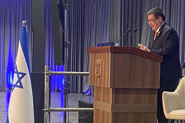 Cartes habla en Israel. 
