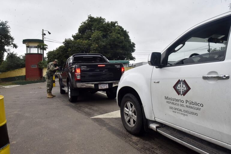 Un militar registra los datos de los integrantes de la comitiva judicial, a su llegada a la Dimabel. Fue ayer.