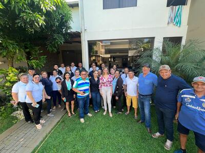 La diputada Roya Torres (centro) rodeada por funcionarios de la Municipalidad de Presidente Franco, administrada por su esposo Roque Godoy.