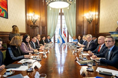 Rubén Ramírez Lezcano con traje oscuro y Pablo Quirno, ambos en reunión formal con banderas de Argentina y Paraguay de fondo.