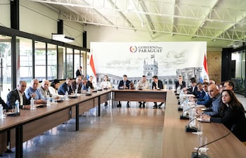Tras una reunión del Consejo Asesor Agrario en Mburuvicha Róga, autoridades y líderes rurales trazaron planes de contingencia para mitigar el impacto de las lluvias en la infraestructura, la ganadería y los cultivos clave.
