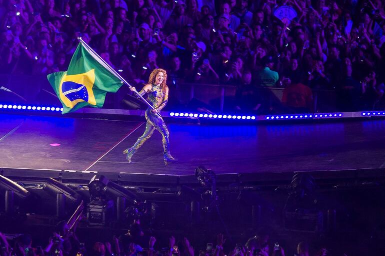 La cantante colombiana Shakira actuó ante millones de fanáticos en las playas de Copacabana.