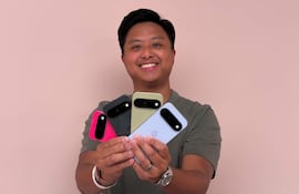Una persona muestra varios teléfonos Pixel 11 de Google durante una presentación previa de sus nuevos productos este martes, en el marco de 'Made by Google' en Nueva York (Estados Unidos).