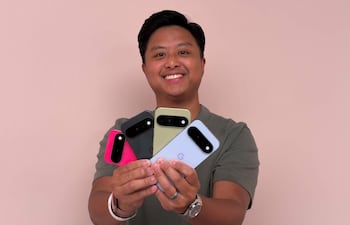 Una persona muestra varios teléfonos Pixel 11 de Google durante una presentación previa de sus nuevos productos este martes, en el marco de 'Made by Google' en Nueva York (Estados Unidos).