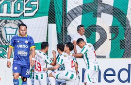 Uno de los cuatro festejo de Rubio Ñu en la goleada de 4-0 sobre Encarnación FC, en La Arboleda, con polémica incluida.