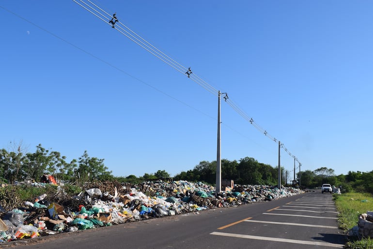Los residuos del vertedero municipal se desbordan hasta ocupar parte de la calzada de la ruta que conduce a la zona de la alcoholera de Paraguarí.