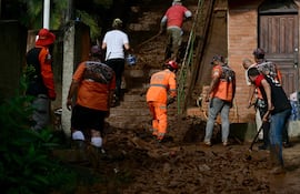Voluntarios y rescatistas buscan a posibles sobrevivientes de la tragedia que impactó a Minas Gerais tras la tormenta devastadora del lunes.