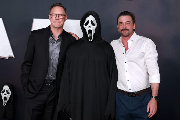 Matthew Lillard, Ghostface y Skeet Ulrich asistieron al estreno en Los Ángeles de "Scream 7" de Paramount Pictures en Hollywood. (Frazer Harrison/Getty Images/AFP)
