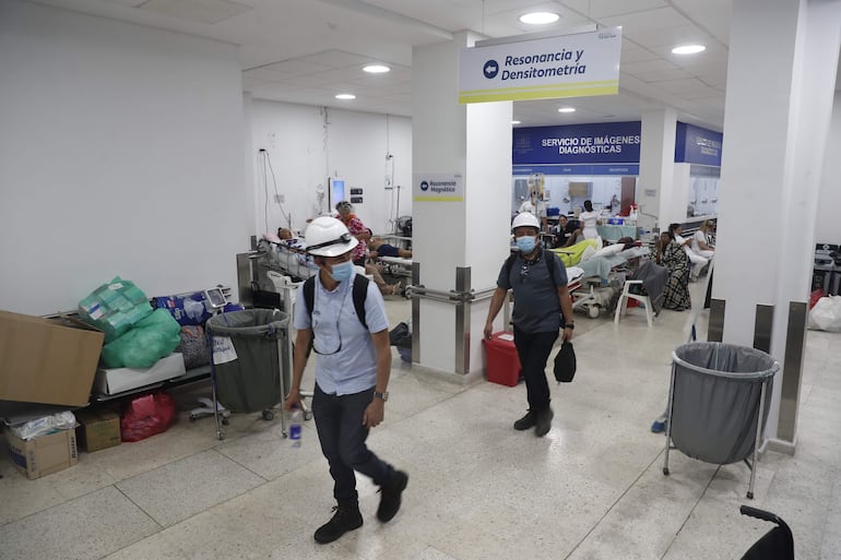 Personal médico trabaja este jueves en el Hospital Universitario del Valle (HUV) afectado tras el terremoto de magnitud 7,4 en Cali (Colombia).