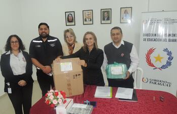 El director de la IV Región Sanitaria, Rigoberto Alarcón entregó los antiparasitarios a la directora departamental de educación, Susana Berna Duarte y supervisores pedagógicos.