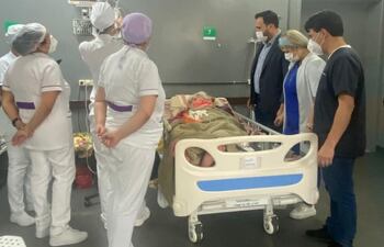 Médicos monitorean a la paciente durante el tratamiento.