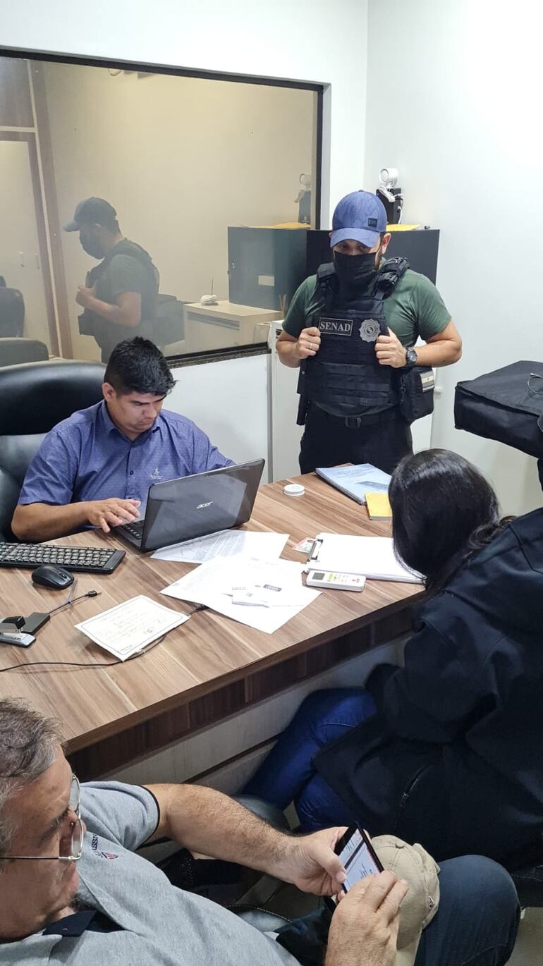 El fiscal Isaac Ferreira dirige un allanamiento en una aseguradora, supuestamente, administrada por la esposa de Servín.