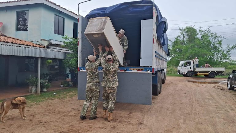 Tareas de evacuaciones en zona de Ayolas por crecida del río Paraná.