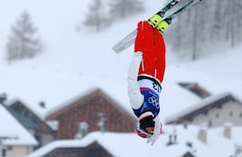 El canadiense Lewis Irving compite durante la final masculina de saltos aéreos de las competiciones de esquí acrobático en los Juegos Olímpicos de Invierno Milano Cortina 2026, en Livigno, Italia, el 20 de febrero de 2026