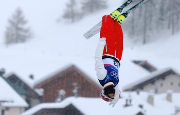 El canadiense Lewis Irving compite durante la final masculina de saltos aéreos de las competiciones de esquí acrobático en los Juegos Olímpicos de Invierno Milano Cortina 2026, en Livigno, Italia, el 20 de febrero de 2026