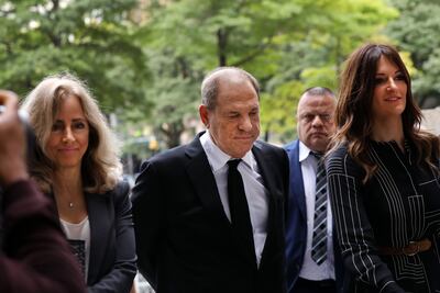 Harvey Weinstein llega este lunes a la Corte acompañado por su abogada Donna Rotunno (Der.) para responder por cargos de abuso sexual.