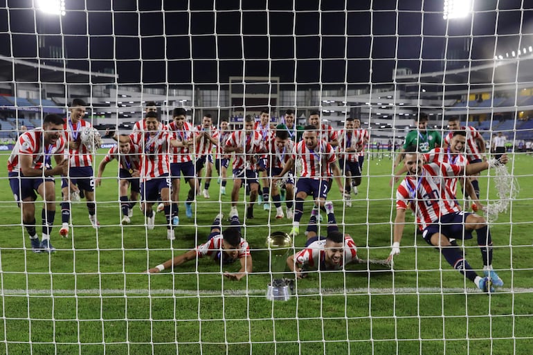 Los jugadores de Paraguay celebran la clasificación a Los Juegos Olímpicos París 2024 y la consagración de campeón del Preolímpico 2024 en el estadio Nacional Brígido Iriarte, en Caracas, Venezuela.
