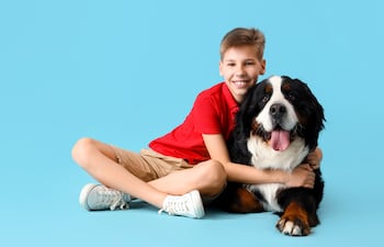 Niño y su perro.