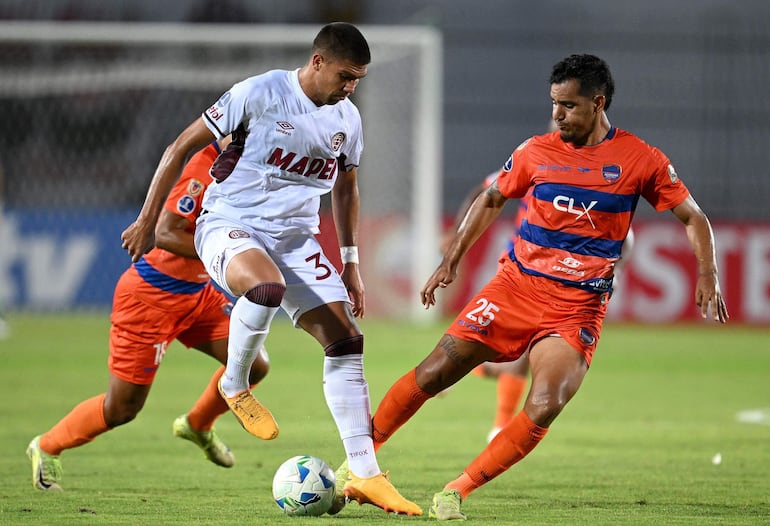 Lanus' Paraguayan defender #35 Ronaldo de Jesus and Puerto Cabello's forward #25 Junior Paredes fight for the ball during the Copa Sudamericana group stage football match between Venezuela's Academia Puerto Cabello and Argentina's Lanus at the Polideportivo MIsael Delgado stadium in Valencia, Venezuela, on April 3, 2025. (Photo by Federico PARRA / AFP)