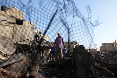 Un hombre entre escombros en el sitio de un bombardeo israelí en el campo de refugiados de Bureij, en la zona central de la Franja de Gaza.