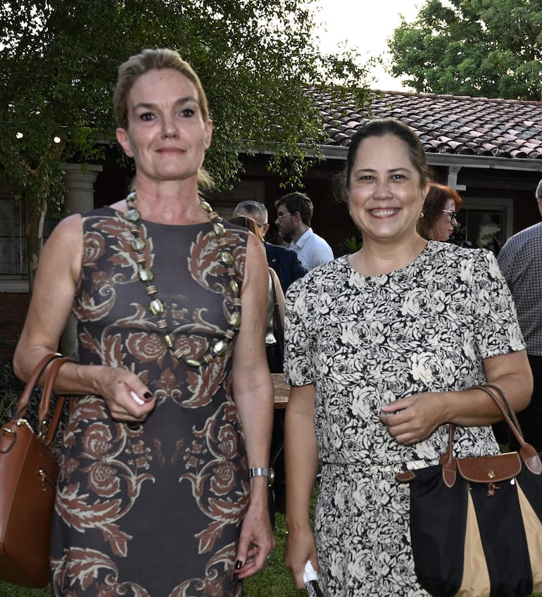 Valérie Salvat y Silvia Cabral.
