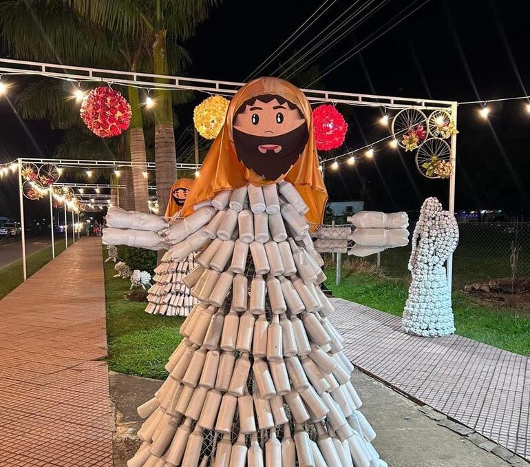 Las figuras llaman la atención de grandes y chicos, despertando curiosidad y admiración entre quienes recorren el lugar.