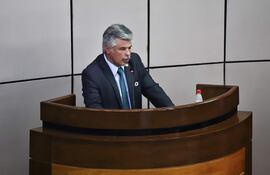 El ministro del Interior Arnaldo Giuzzio, durante la reunión informativa de la Comisión Permanente del Congreso Nacional.