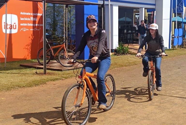 Las bicicletas de Itaú están disponibles para el uso de los visitantes.