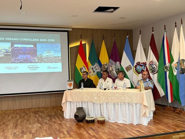 El evento contó con la participación de Denis Lichi, Gobernador de Cordillera; el Crio. Hugo Díaz, Director Interino de Prevención; Robert Piñanez, Presidente de la Junta Departamental; y el Lic. Andrés Ortiz, Director General de Senatur.