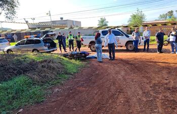 Efectivos de la Policía, agentes de la Fiscalía y el forense junto a los restos del  abatido.