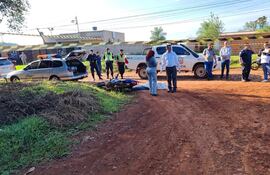 Efectivos de la Policía, agentes de la Fiscalía y el forense junto a los restos del abatido.