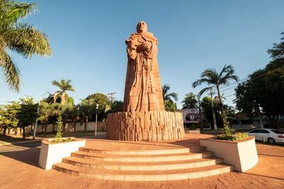 Monumento de fray Luis Bolaños erigido en piedra en la ciudad de Caazapá.