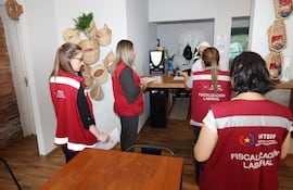 Trabajadoras del Ministerio de Trabajo realizan una fiscalización laboral en un comercio denunciado por violencia laboral.