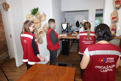 Trabajadoras del Ministerio de Trabajo realizan una fiscalización laboral en un comercio denunciado por violencia laboral.