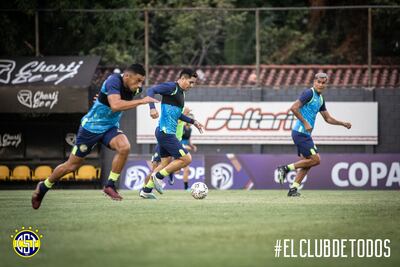 El volante Juan Salcedo conduce el balón mientras lo acompañan en el trabajo ofensivo Joel Román y Óscar Giménez.